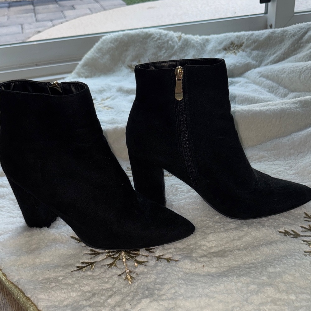 Lulu's Chic Black Ankle Booties